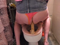 Laura extremes Tranny Girl scheisst und pisst auf der Toilette Transen Toiletten Porno